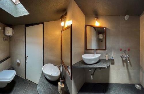Nashik Villa | Stone House Bezze by StayVista with Lake view, Jacuzzi & Lawn - your perfect getaway
