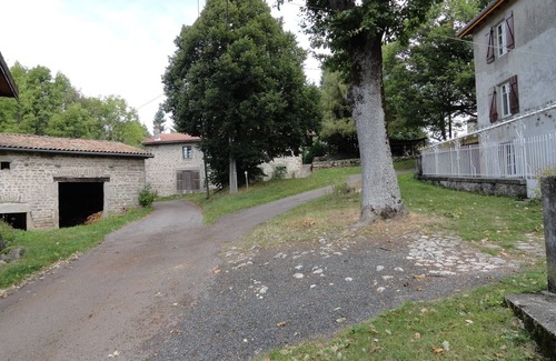 Vollore-Montagne House | Stone house in Auvergne with a renovated interior