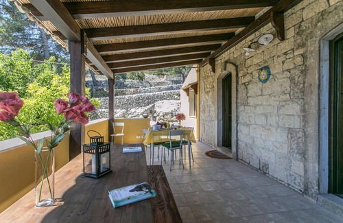 Pietre Nere San Zagaria House | Stone house in the middle of the characteristic landscape around Modica.