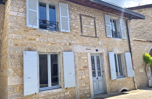 Poncin House | Stone house with jacuzzi 500m from the Ain 3bed 8p