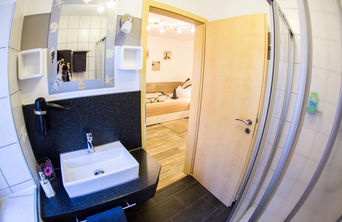 Treppendorf Apartment | Stone room - Small, modern single room near Thomann music store
