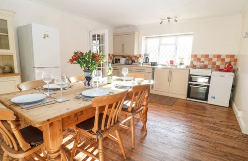 Hook Norton House | STONE WHEEL COTTAGE, pet friendly, with pool in Hook Norton