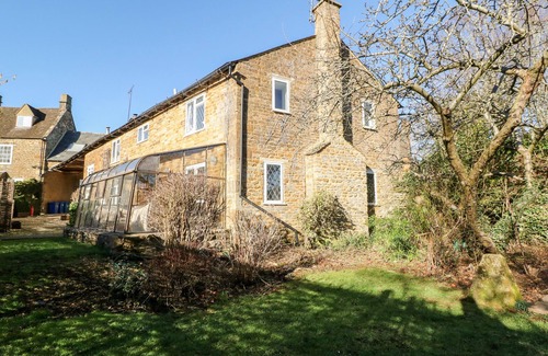 Hook Norton House | STONE WHEEL COTTAGE, pet friendly, with pool in Hook Norton