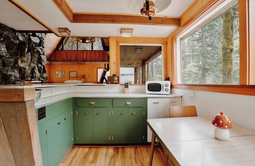 Skykomish Cabin | Stonecutter's Cabin - couples retreat on the river surrounded by nature