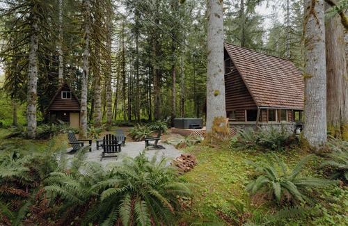 Skykomish Cabin | Stonecutter's Cabin - couples retreat on the river surrounded by nature