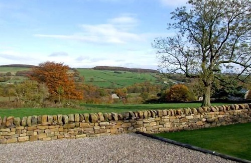 Midhopestones Cottage | STONEYCROFT BARN, family friendly, with a garden in Midhopestones