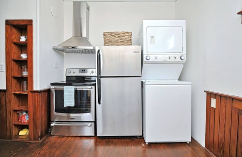 Stonington Apartment | Stonington Borough steps to shops, dining and water