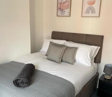 Port Talbot Apartment | STOP at Pendarvis, Stone throw from beach!