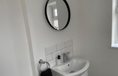 Port Talbot Apartment | STOP at Pendarvis, Stone throw from beach!