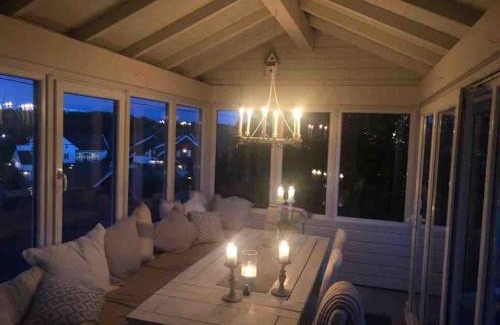 Arendal Villa | Stor enebolig med flott hage og sommerstue