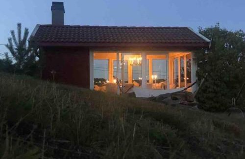 Arendal Villa | Stor enebolig med flott hage og sommerstue