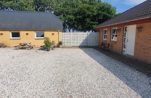 Bedsted House | Stort værelse med tekøkken, tæt på hav og fjord.