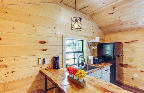 Lynx Cabin | Stout Cabin w/Fire Pit: 1 Mi to Ohio River!