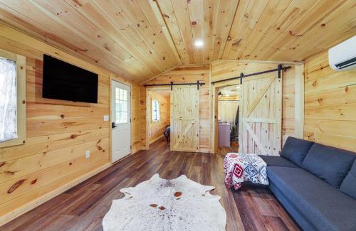 Lynx House | Stout Cabin with Fire Pit 1 Mi to Ohio River!
