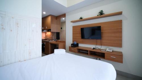 Surabaya Apartment | Strategic and Homey Studio at Tamasari Papilio Apartment By Travelio