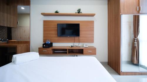 Surabaya Apartment | Strategic and Homey Studio at Tamasari Papilio Apartment By Travelio