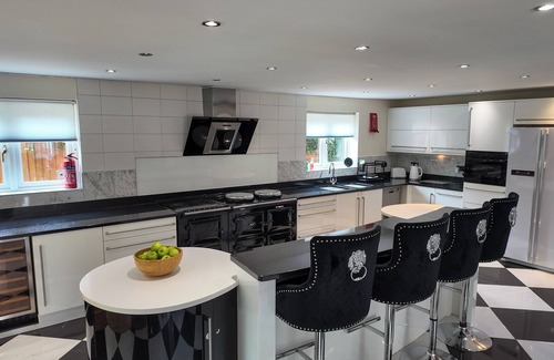 Wixford House | Stratford 4 BR Family Mansion with Pool, Gym & BBQ
