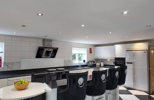 Wixford House | Stratford 4 BR Family Mansion with Pool, Gym & BBQ