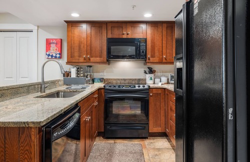 Stratton Mountain Apartment | Stratton Slopeside Condos at The Landmark! 400 FEET TO LIFT!