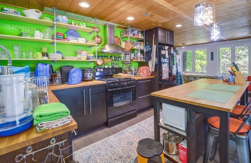 Strawberry Cabin | Strawberry Cabin Rental w/Deck & Mountain Views!