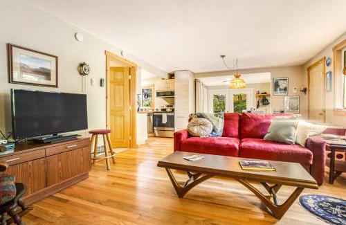 Freeland House | Stray Cat Cottage