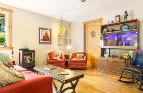 Freeland House | Stray Cat Cottage