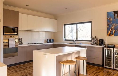 Porepunkah House | Streamside Retreat - Located in Porepunkah