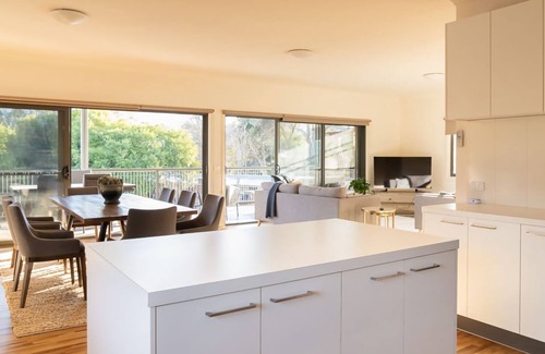 Porepunkah House | Streamside Retreat - Located in Porepunkah
