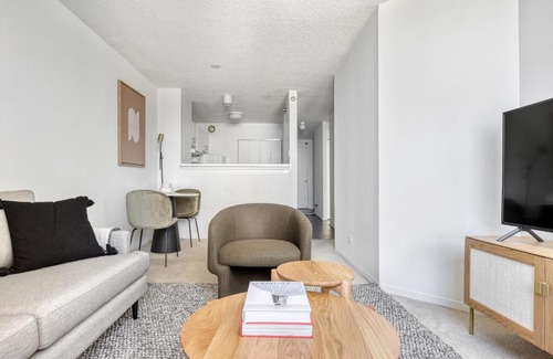 Streeterville Apartment | Streeterville 1BR w Gym Pool nr Navy Pier CHI-447
