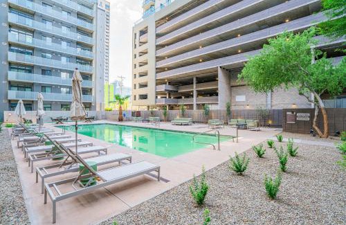 Evans Churchill Apartment | Striking 2BD - CDT- Gym, Pool, Parking - Sleep8