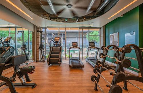 Evans Churchill Apartment | Striking 2BD - CDT- Gym, Pool, Parking - Sleep8