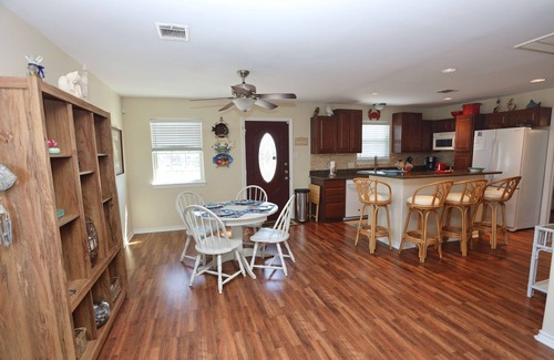 Crystal Beach House | Stroll the Beach! Relaxing Home 7 Min Walk to Beach+ Outdoor Space