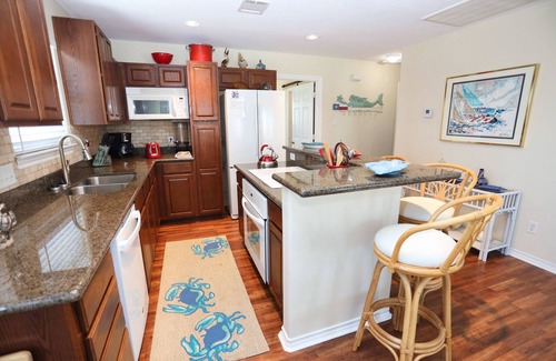 Crystal Beach House | Stroll the Beach! Relaxing Home 7 Min Walk to Beach+ Outdoor Space