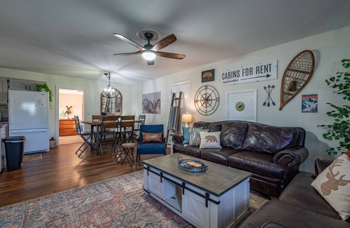 West Jefferson House | Stroll to Park, Shops, Restaurants in Downtown WJ!