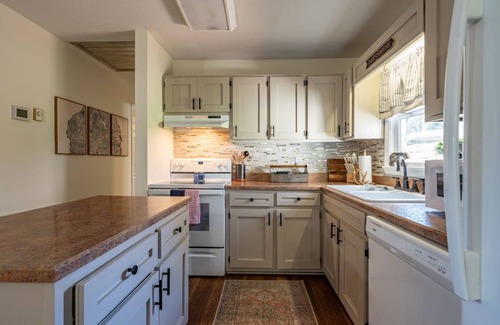 West Jefferson House | Stroll to Park, Shops, Restaurants in Downtown WJ!