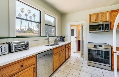 West Alameda House | Stroll to SF Bay Beaches! Cozy Home in Alameda