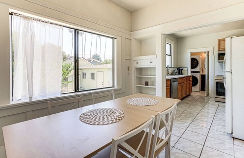 West Alameda House | Stroll to SF Bay Beaches! Cozy Home in Alameda