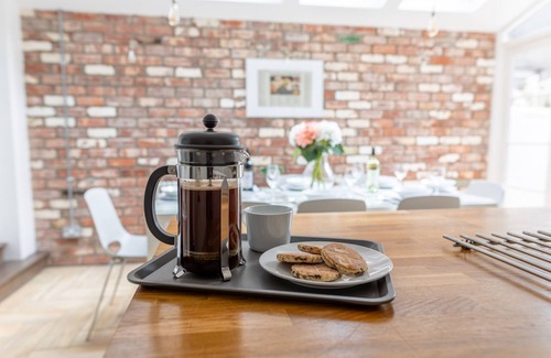Riverside House | Stroll To The City Centre In From Chic Refurbished Townhouse