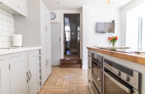 Riverside House | Stroll To The City Centre In From Chic Refurbished Townhouse