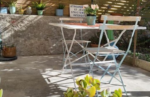 Notre-Dame-Limite Apartment | Studette indépendante et coquette avec terrasse sur jardin