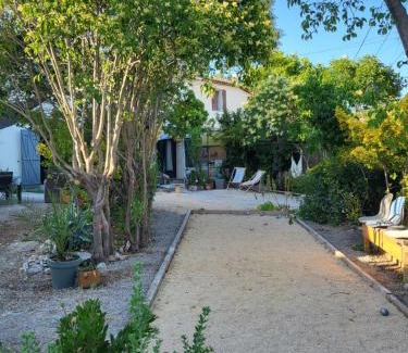 Notre-Dame-Limite Apartment | Studette indépendante et coquette avec terrasse sur jardin