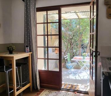 Notre-Dame-Limite Apartment | Studette indépendante et coquette avec terrasse sur jardin