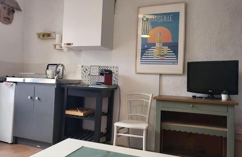 Notre-Dame-Limite Apartment | Studette indépendante et coquette avec terrasse sur jardin