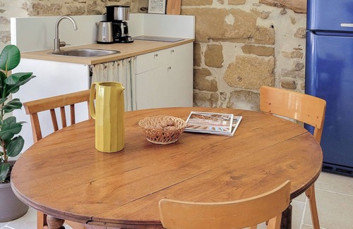 Montaren-et-Saint-Mediers Apartment | Studio Spacieux de Caractère