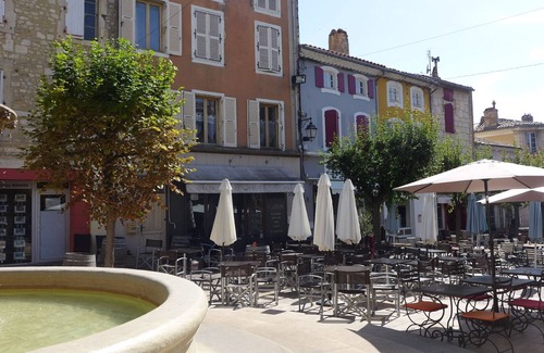 Saint-Paul-Trois-Chateaux Apartment | Studio for rent in Saint-Paul-Trois-Châteaux – village center, Drôme Provençale
