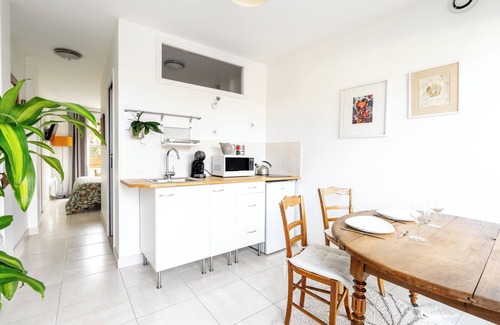 Saint-Sebastien-sur-Loire House | Studio Apartment 'La Fontaine' with Private Terrace and Wi-Fi