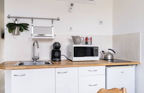 Saint-Sebastien-sur-Loire House | Studio Apartment 'La Fontaine' with Private Terrace and Wi-Fi