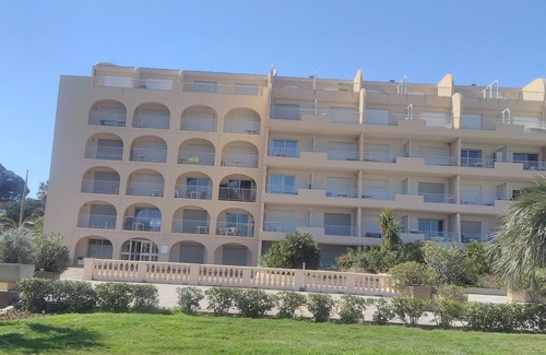 Toulon - Hyeres Apartment | Studio 4 pers sea view, parking, wifi, air conditioning, household linen provided.
