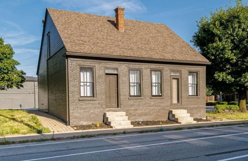 Lockerbie Square Apartment | Studio 500: Downtown Gem + Free Parking & Pets OK!