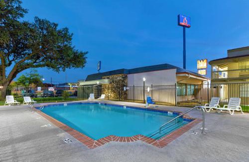 Denton Hotel | Studio 6-Denton, TX - UNT